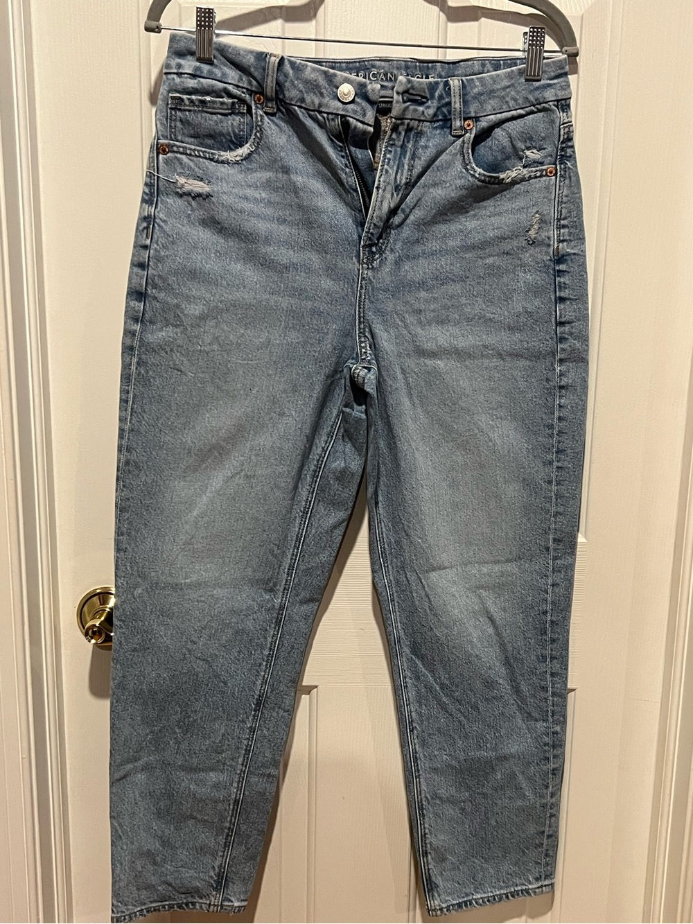 American Eagle Outfitters Women’s light wash jeans